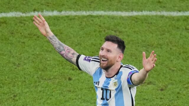 Lionel Messien el campo de juego tras ganar la final del Mundial de Catar 