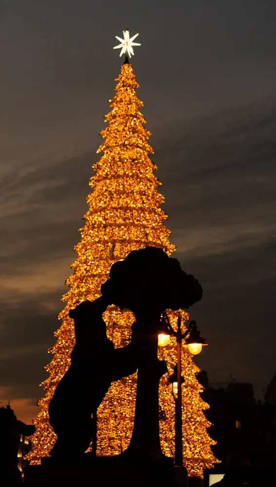 MADRID, 19/12/2022.- El símbolo de Madrid, El Oso y el Madroño, con el árbol de Navidad en la Puerta del Sol en Madrid, este lunes 19 de Diciembre 2022. EFE/Sergio Pérez