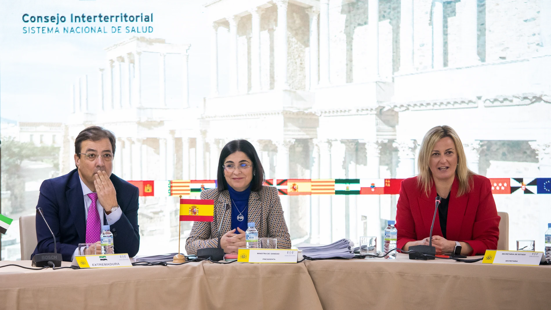 (I-D) El presidente de la Junta de Extremadura, Guillermo Fernández Vara; la ministra de Sanidad, Carolina Darias y la Presidenta de la Asamblea de Extremadura, Blanca Martín, durante la reunión presencial del pleno del Consejo Interterritorial del Sistema Nacional de Salud (CISNS), en la sede de la Asamblea de Extremadura, a 19 de diciembre de 2022.