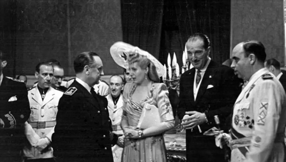 Eva Perón, en la cena de gala en el Ayuntamiento recibida por el alcalde, entre otros