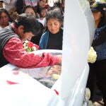 Familiares de los fallecidos en Perú por la crisis que vive el país se reúnen para honrar a sus seres queridos
