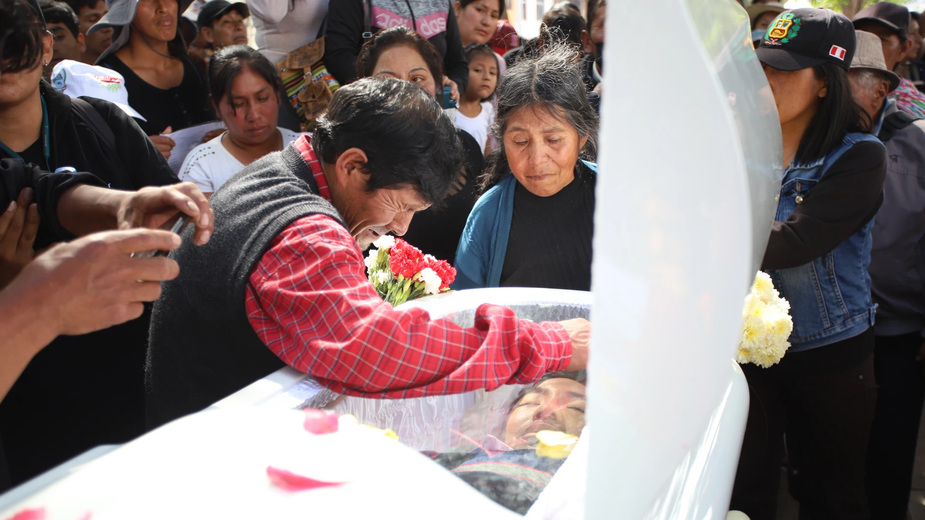 Familiares de los fallecidos en Perú por la crisis que vive el país se reúnen para honrar a sus seres queridos