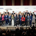 Foto de familia de los galardonados en la segunda edición de los Premios Cataluña