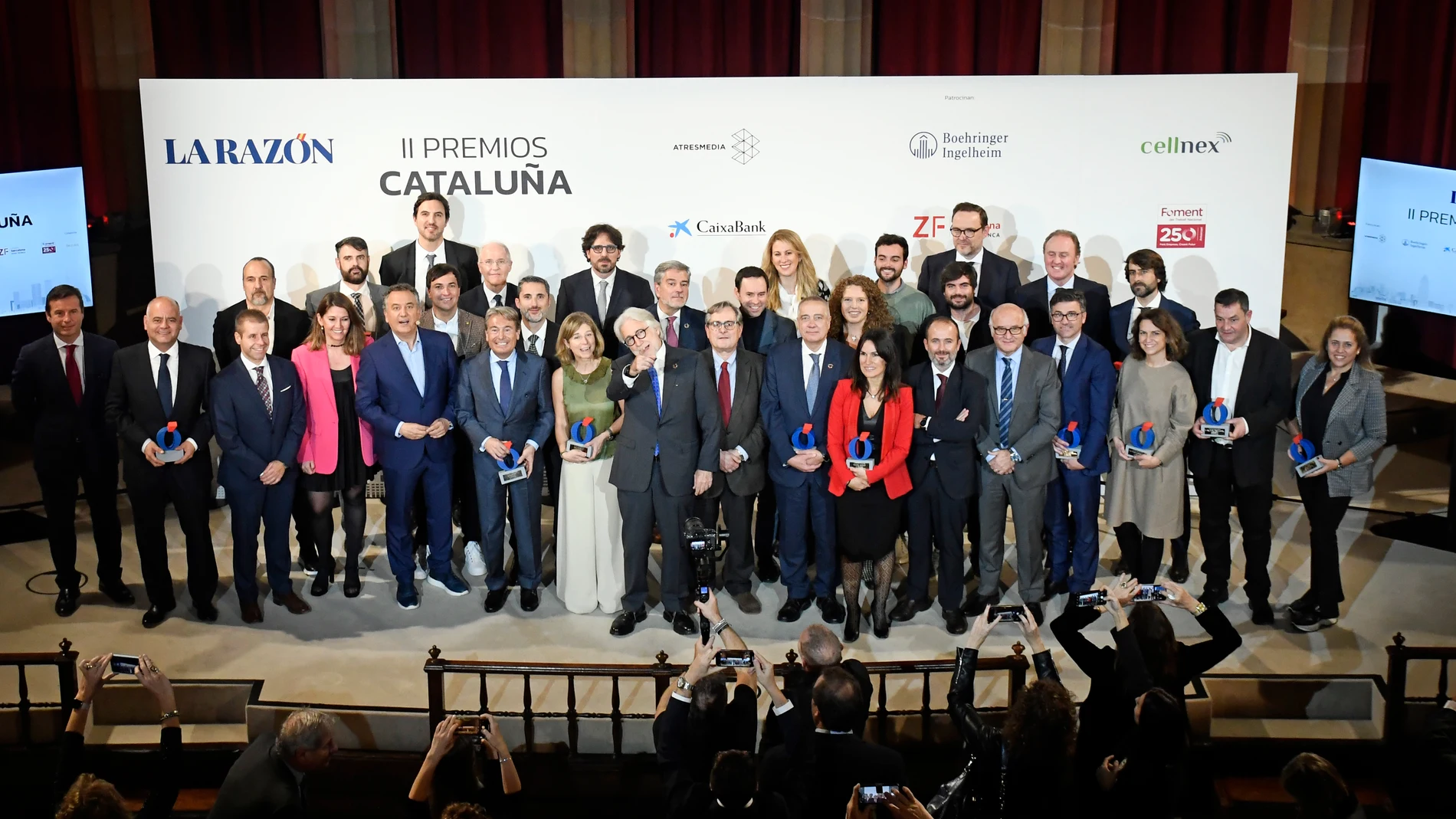 Foto de familia de los galardonados en la segunda edición de los Premios Cataluña