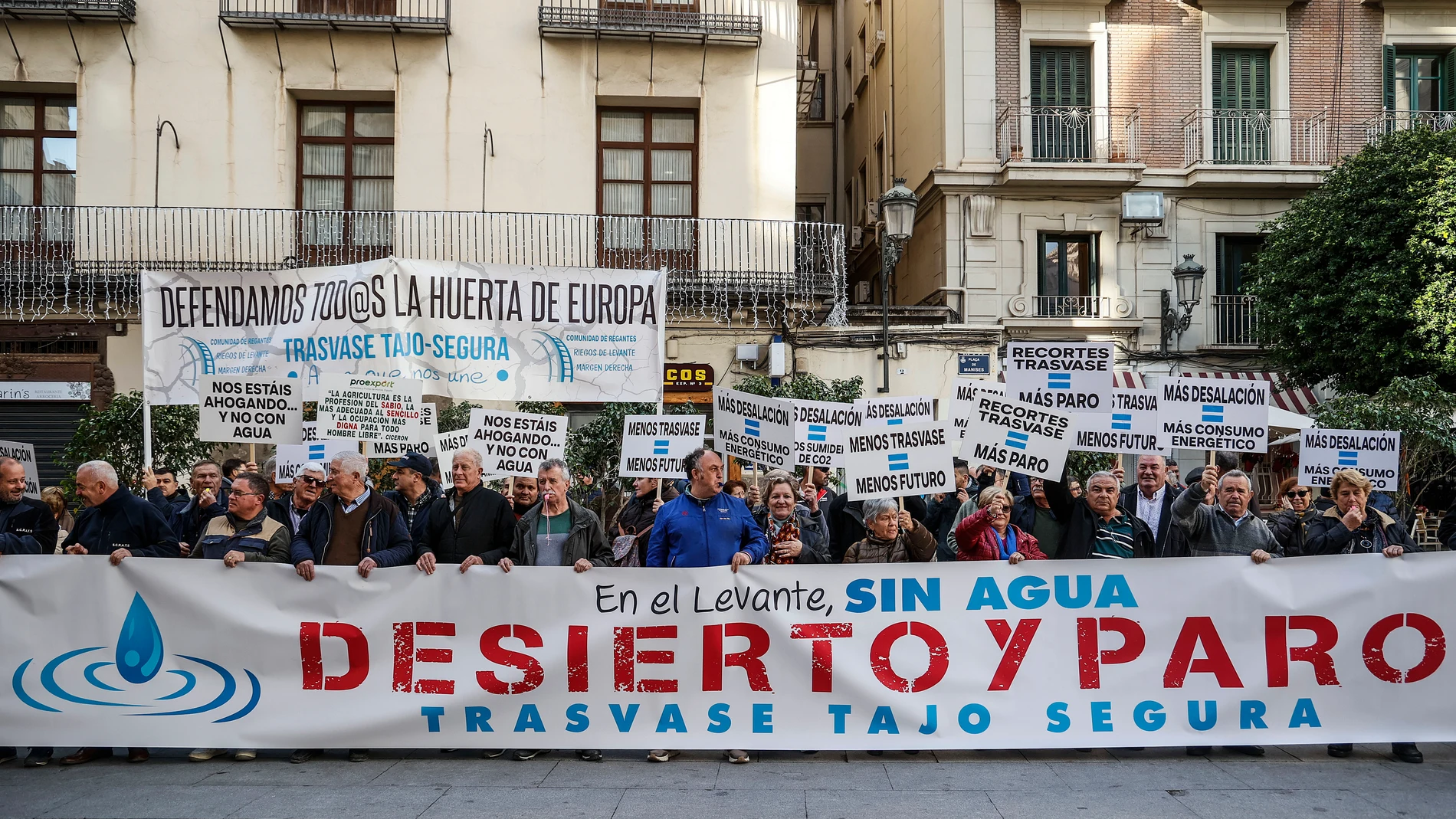 Varios miembros del Círculo por el Agua se concentran en defensa del Trasvase Tajo-Segura, ante el Palau de la Generalitat Valenciana