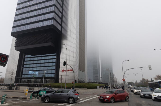 Las Cuatro Torres cubiertas de niebla en Madrid