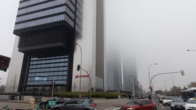 Las Cuatro Torres cubiertas de niebla en Madrid