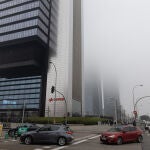 Las Cuatro Torres cubiertas de niebla en Madrid