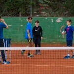 El hermano pequeño de Carlitos, Jaime Alcaraz, a la derecha, durante un entrenamiento con varios compañeros en la escuela de tenis Carlos Alcaraz Tennis Academy by Reina, en la Real Sociedad Club de Campo de Murcia