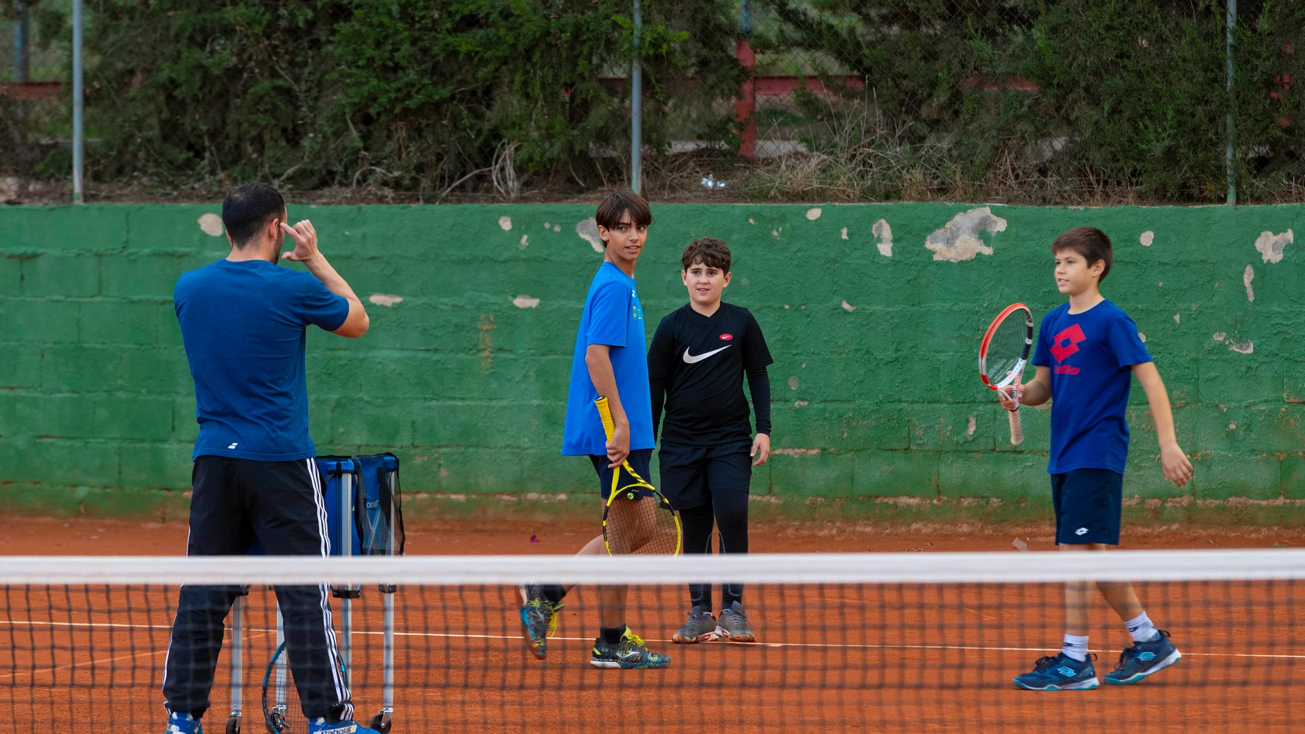El hermano pequeño de Carlitos, Jaime Alcaraz, a la derecha, durante un entrenamiento con varios compañeros en la escuela de tenis Carlos Alcaraz Tennis Academy by Reina, en la Real Sociedad Club de Campo de Murcia