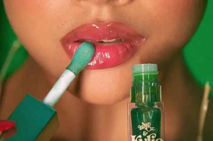 Este es el producto de labios (verde) que arrasa en TikTok y con el que maquillarás tus labios por arte de magia