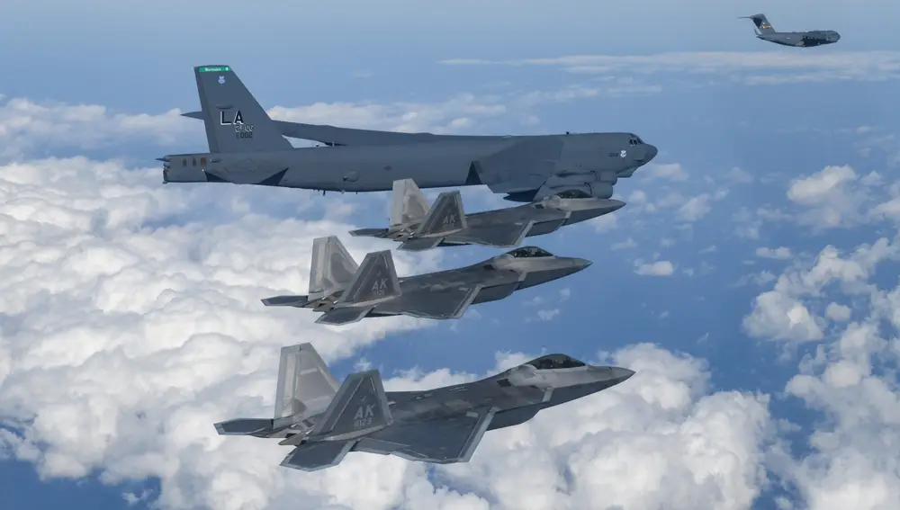 Una foto facilitada por el Ministerio de Defensa de Corea del Sur muestra un B-52H de la Fuerza Aérea de EEUU (arriba a la izquierda), jets F-22 y un C-17 (arriba a la derecha), durante un simulacro aéreo conjunto con militares estadounidenses contra el lanzamiento de misiles de Corea del Norte, en Corea del Sur
