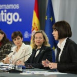 (I-D) La ministra de Justicia, Pilar Llop; la ministra Portavoz, Isabel Rodríguez; la vicepresidenta primera y ministra de Asuntos Económicos y Transformación Digital, Nadia Calviño y la ministra de Ciencia e Innovación, Diana Morant, durante la rueda de prensa tras la reunión del Consejo de Ministros en Moncloa, a 20 de diciembre de 2022, en Madrid (España). El Consejo de Ministros ha aprobado a la adenda el Plan de Recuperación, Transformación y Resiliencia, una medida que busca movilizar 7.700 millones de euros de transferencias adicionales de los fondos europeos y casi 87.000 millones de euros de préstamos concedidos a España (incluyendo cerca de 2.600 millones procedentes del programa 'Repower EU'). El propósito de la adenda es dotar de recursos a los proyectos económicos estratégicos o Pertes que pueden necesitar más financiación. A pesar del anuncio de estas nuevas medidas, el asunto central del Consejo ha sido la paralización po