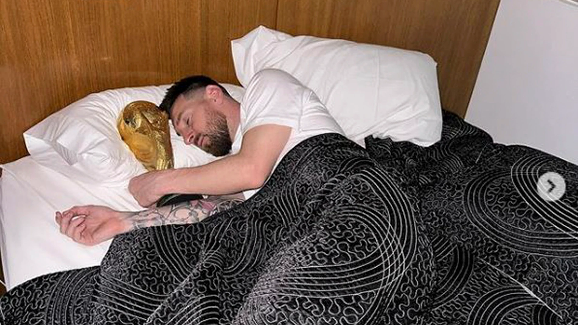 Fotografía publicada en el perfil de Instagram de Lionel Messi durmiendo con la Copa del Mundo del Mundial de Qatar