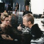 James Cameron (izquierda), Leonardo DiCaprio y Kate Winslet durante el rodaje de la icónica escena de la tabla en "Titanic"
