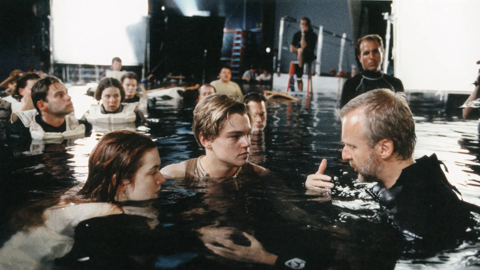James Cameron (izquierda), Leonardo DiCaprio y Kate Winslet durante el rodaje de la icónica escena de la tabla en "Titanic"