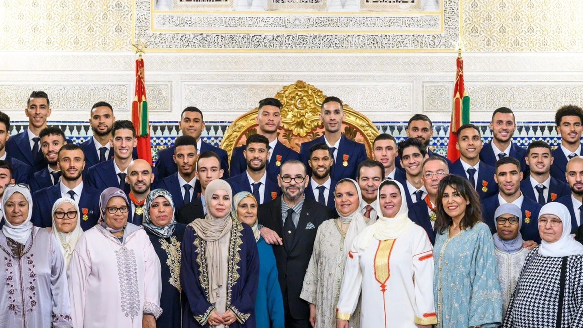 El Rey Mohamed VI rinde homenaje a la selección y sus madres