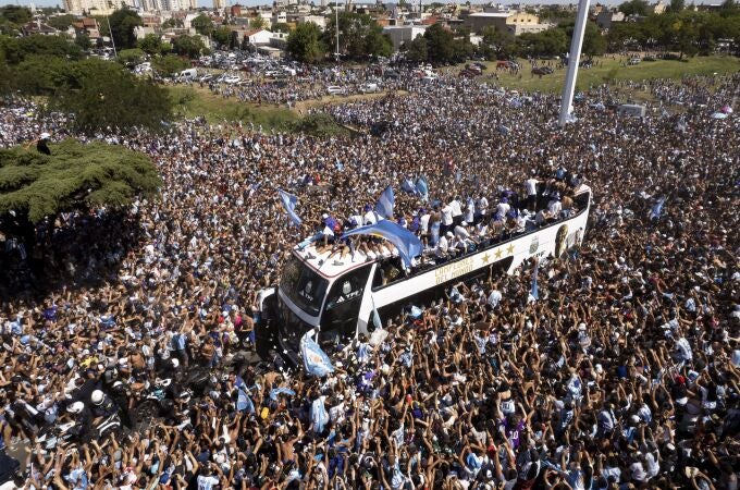 El autobús con los jugadores de la selección argentina tuvo que pararse y los jugadores fueron recogidos en helicópteros