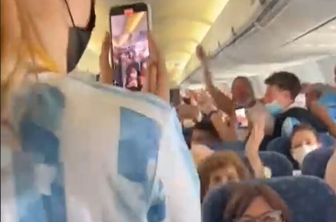 Locura a bodo de un avión tras proclamarse Argentina campeona del mundo