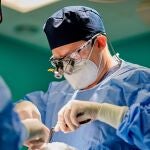 Con más de 3.000 cirugías de rinoplastia a sus espaldas, la experiencia adquirida le permite enfrentarse a todo tipo de casos complejos