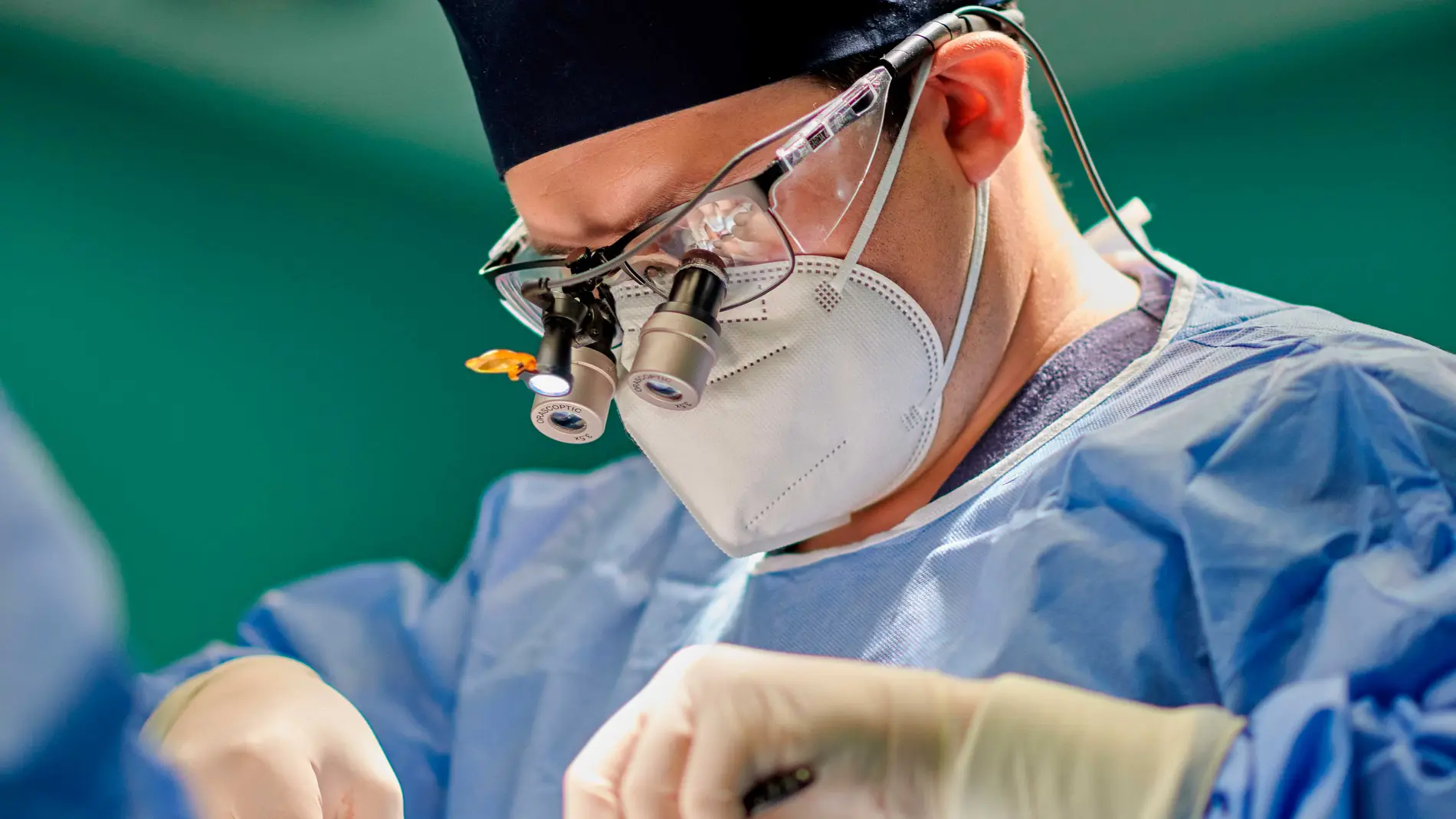 Con más de 3.000 cirugías de rinoplastia a sus espaldas, la experiencia adquirida le permite enfrentarse a todo tipo de casos complejos