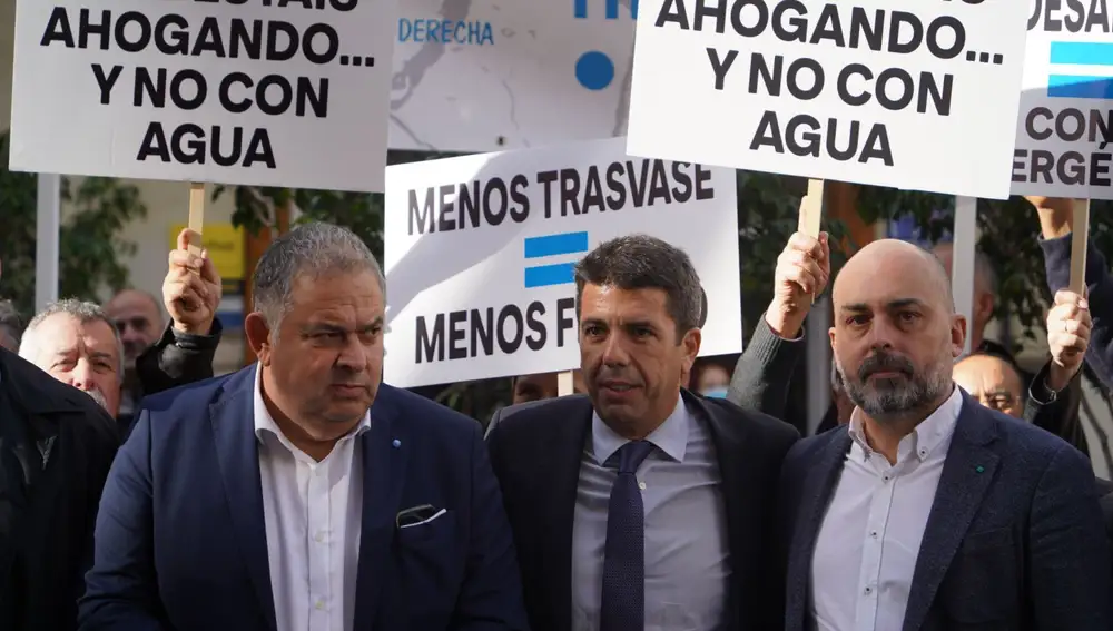 El presidente de la Diputación de Alicante y del PPCV, Carlos Mazón, en la concentración frente al Palau de la Generaltiat