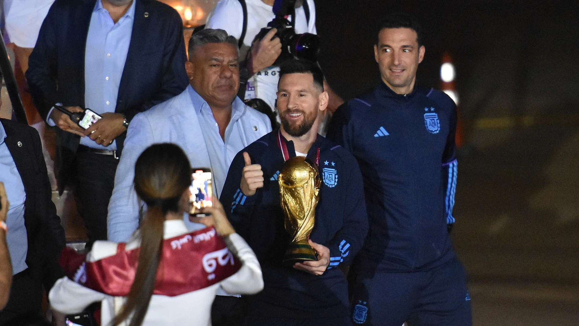 Lionel Messi con la Copa del Mundo conseguida en Qatar