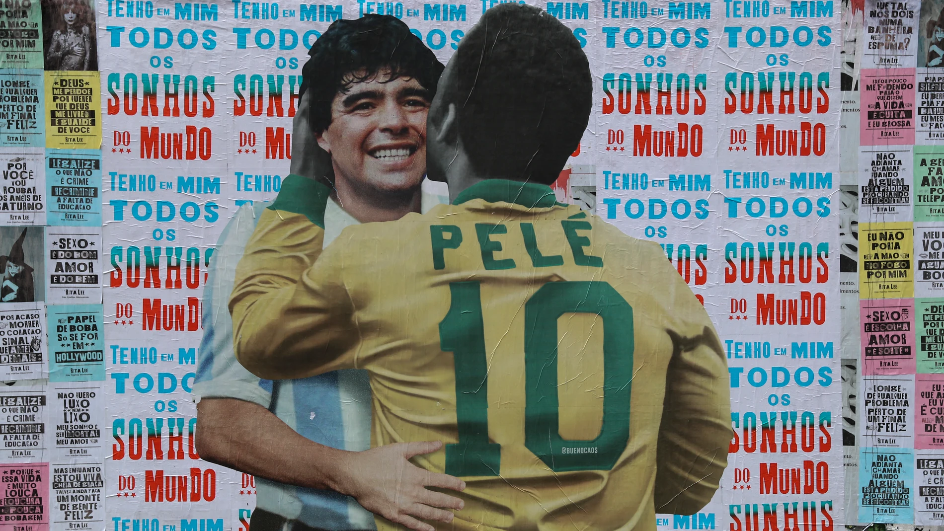 Pelé besa a Maradona en un mural en la Avenida Paulista de Sao Paulo