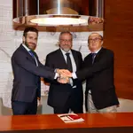 Firma del convenio entre Carlos Pollán, Alfonso Carlos Merchán y David García
