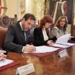 Óscar Puente y María Sánchez firman el acuerdo en presencia de Barcones y Saravia