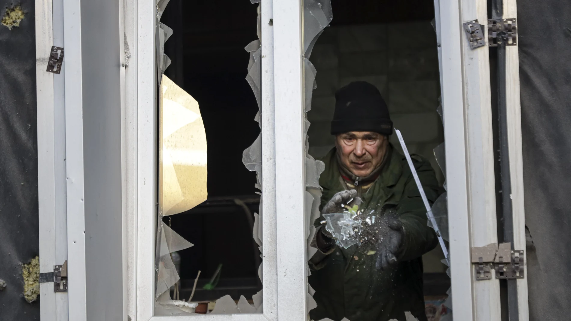 Un empleado limpia cristales rotos en una parte dañada de un hospital en Donetsk a causa de un bombardeo de las fuerzas ucranianas