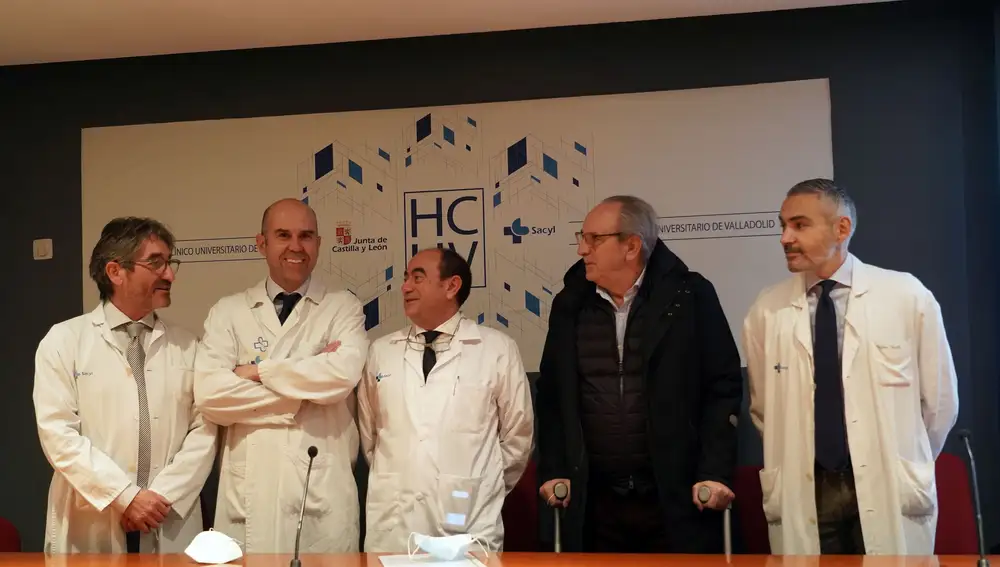 El equipo quirúrgico coordinado por el doctor David Noriega, presenta los resultados de la primera intervención llevada a cabo con la nueva plataforma robótica, pionera en España, especializada en la realización de artroplastias de cadera y rodilla.