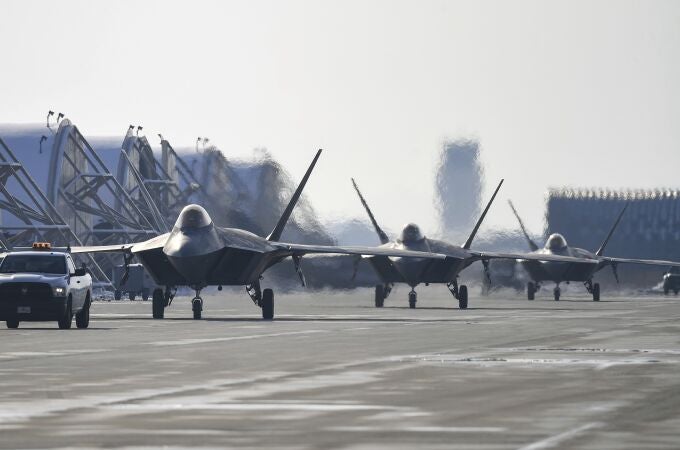 Foto proporcionada por el Ministerio de Defensa de Corea del Sur en la que se ven aviones de combate F-22 de Estados Unidos después de aterrizar durante simulacros aéreos conjuntos con Corea del Sur en Gunsan