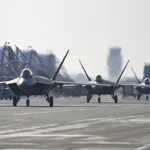 Foto proporcionada por el Ministerio de Defensa de Corea del Sur en la que se ven aviones de combate F-22 de Estados Unidos después de aterrizar durante simulacros aéreos conjuntos con Corea del Sur en Gunsan
