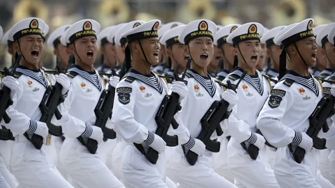 Soldados de la Armada del Ejército Popular de Liberación (EPL) de China marchan en formación durante un desfile para conmemorar el 70 aniversario de la fundación de China comunista en Pekín