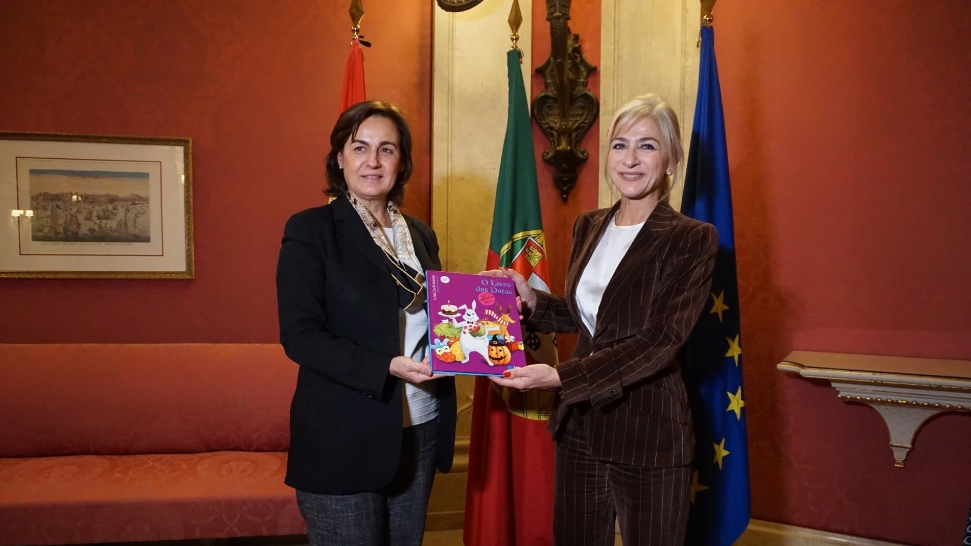 La consejera de Desarrollo Educativo y Formación Profesional de la Junta de Andalucía, Patricia del Pozo (d), recibe a la Cónsul General de Portugal en Sevilla, Claudia Boesch