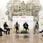 Un momento del encuentro informativo 'Cogobernanza en la transición ecológica', celebrado en el marco de los Diálogos EFE Medio Ambiente, en el que han participado, de izquierda a derecha, el director de EFEVerde, Arturo Larena; la directora del área técnica de la Confederación Empresarial Valenciana (CEV), Elisa del Río; la concejala de Ciclo Integral del Agua del Ajuntament de València, Elisa Valía; el decano del Colegio de Arquitectos de la Comunitat Valenciana, Luis Sendra; la directora del grupo de Meteorología y Climatología del Centro de Estudios Ambientales del Mediterráneo (CEAM), Samira Khodayar, y el delegado de EFE en la Comunitat Valenciana, Adolfo Ibarra.