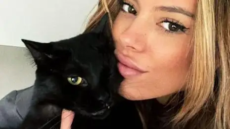 Alejandra Rubio junto a su gato Salem