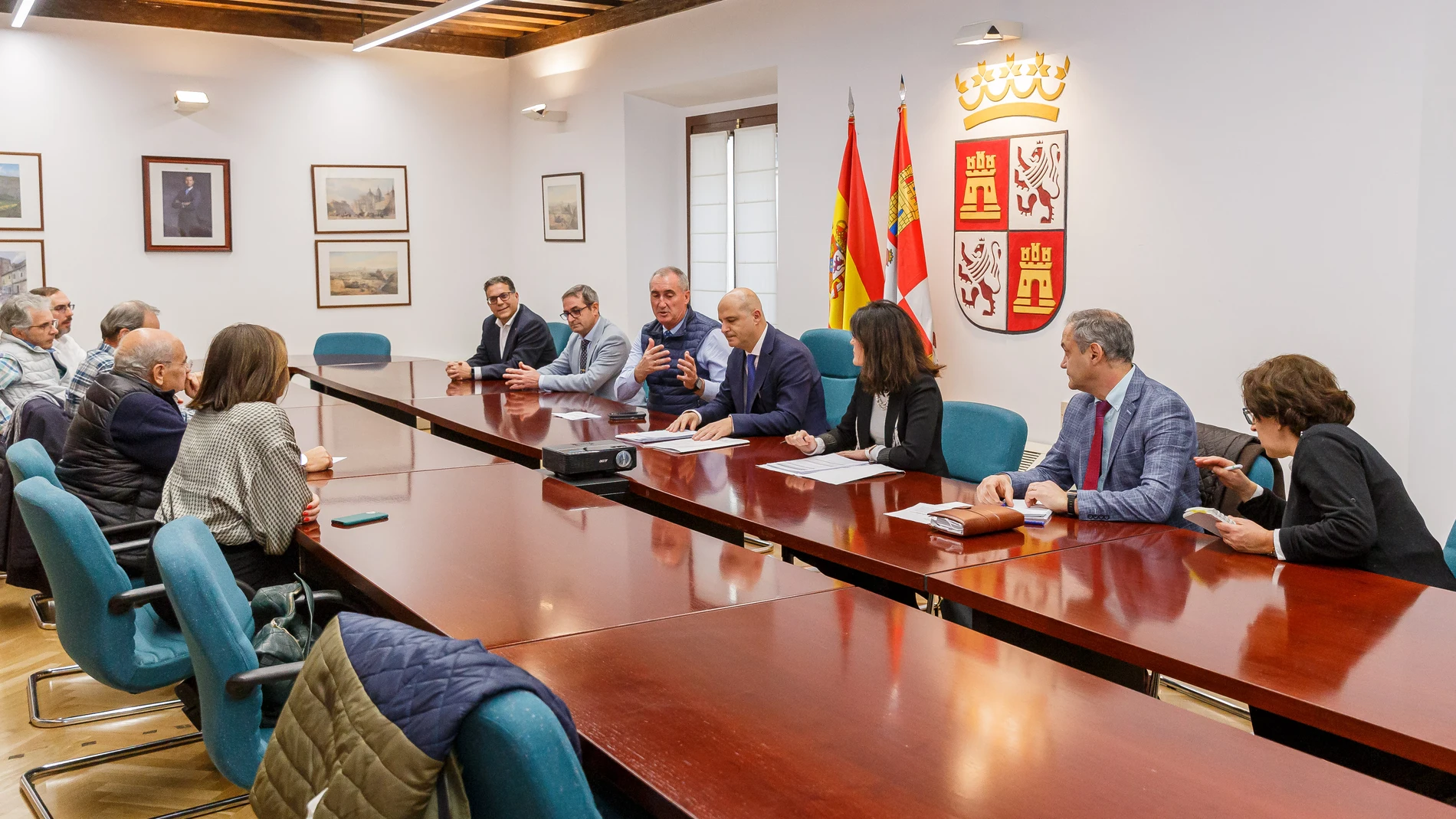 El viceconsejero de Transformación Digital, Jorge Llorente, se reúne con agentes económicos y representantes empresariales e institucionales de la provincia de Segovia para explicar las ayudas para el refuerzo de la conectividad en polígonos industriales y centros logísticos
