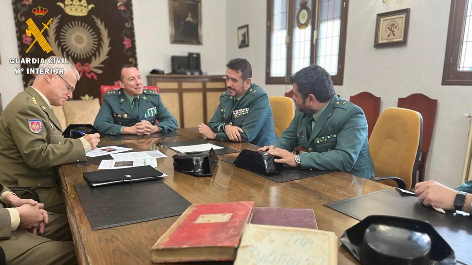 Efectivos de la Guardia Civil durante la entrega de los documentos