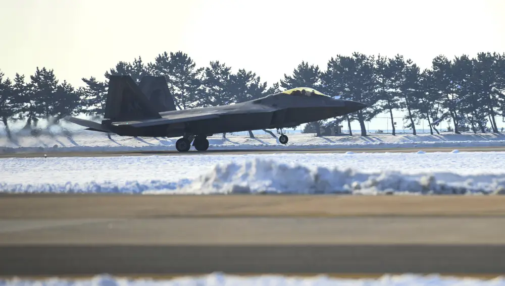 Un caza F-22 estadounidense aterriza durante las maniobras aéreas conjuntas con Corea del Sur en Gunsan