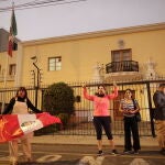 Peruanos celebran el salvoconducto concedido a familiares de Pedro Castillo para asilarse en territorio mexicano