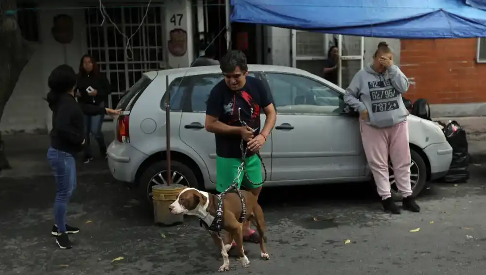 Personas permanecen en las calles, el 19 de septiembre de 2022, después de activarse la alerta sísmica en la Ciudad de México (México)