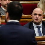 Salvador Illa observa al presidente de la Generalitat, Pere Aragonès, en una sesión parlamentaria. EFE/Enric Fontcuberta