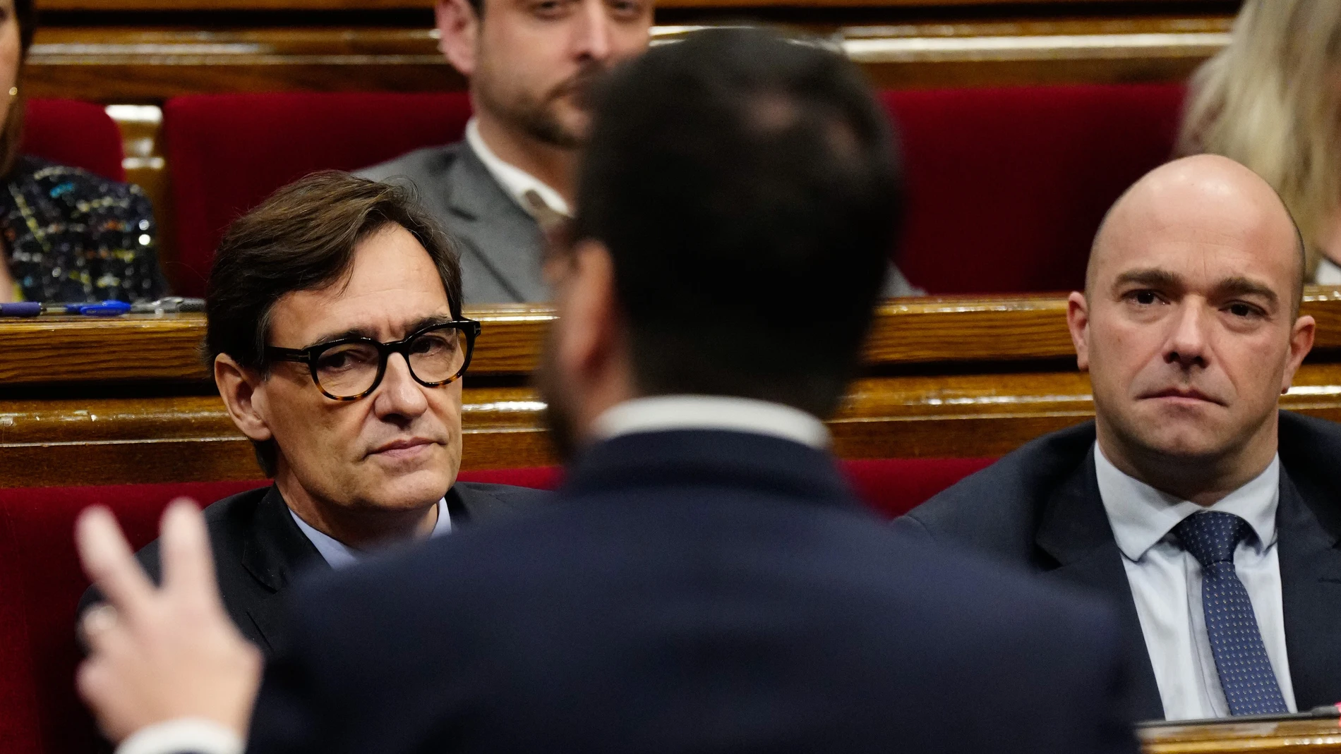 Salvador Illa observa al presidente de la Generalitat, Pere Aragonès, en una sesión parlamentaria. EFE/Enric Fontcuberta