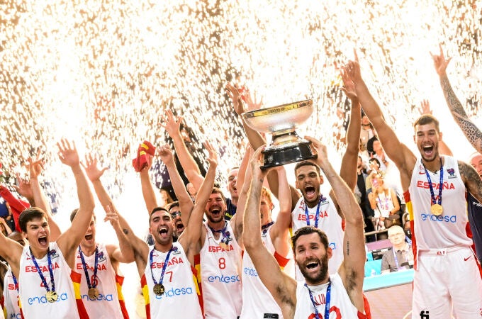 Los jugadores de la selección española de baloncesto se proclaman campeones del Eurobasket tras la final disputada contra Francia en Berlín