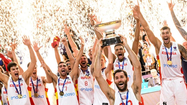 Los jugadores de la selección española de baloncesto se proclaman campeones del Eurobasket tras la final disputada contra Francia en Berlín