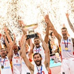 Los jugadores de la selección española de baloncesto se proclaman campeones del Eurobasket tras la final disputada contra Francia en Berlín
