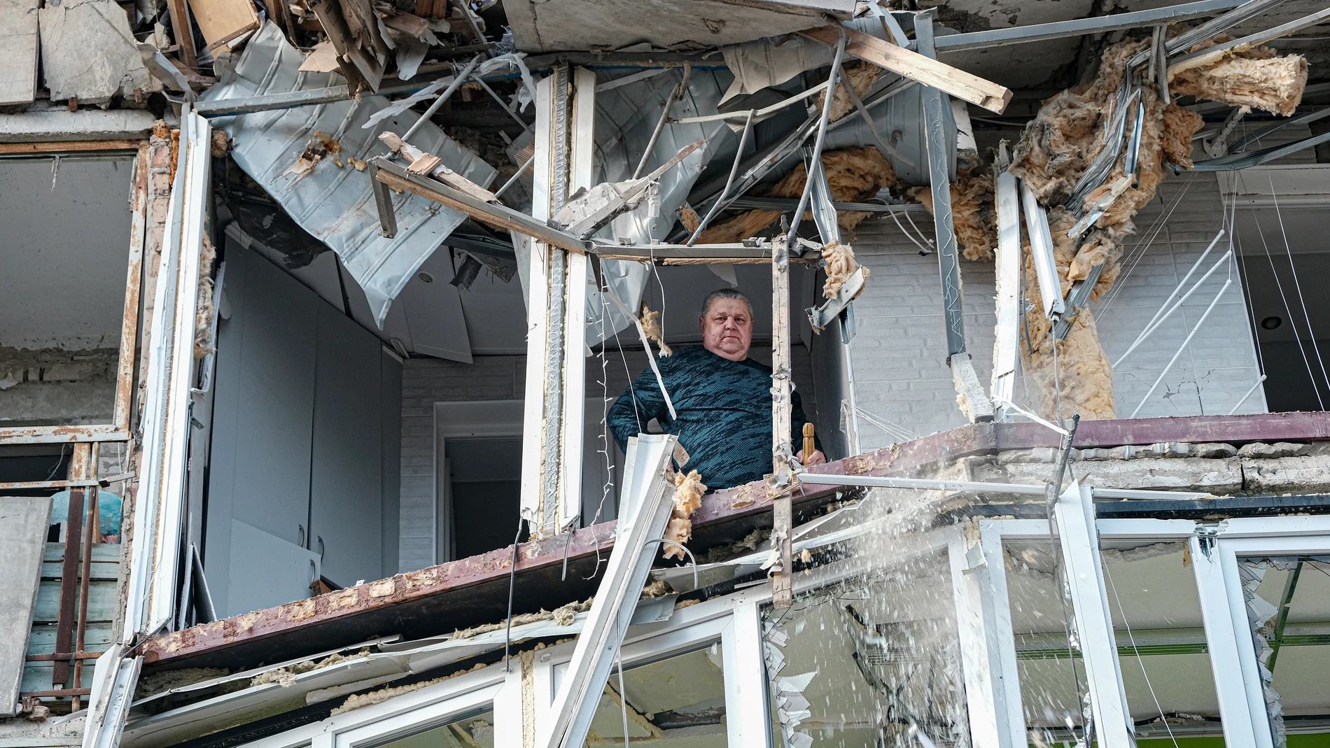 Un residente en un edificio de apartamentos destruido tras un bombardeo nocturno en Jersón