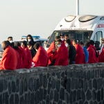 GRAFCAN3814. ARRECIFE (LANZAROTE) (ESPAÑA), 21/12/2022.- Salvamento Marítimo ha rescatado en la madrugada de este miércoles en aguas del norte de Lanzarote a 77 personas de origen magrebí que trataban de llegar a Canarias a bordo de dos pateras, entre ellas cuatro mujeres y dos niños. Todos ellos han desembarcado en buen estado en el puerto de Arrecife. EFE/ Adriel Perdomo